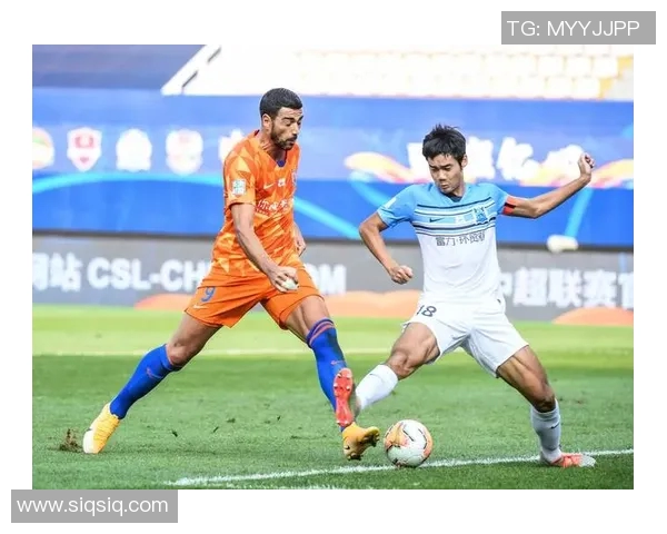 鲁能与富力激情对决海报揭幕展现足球魅力与团队精神